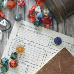 Dados poliédricos espalhados sobre uma mesa ao redor de uma ficha de personagem de RPG de mesa, representando a criação de personagens em jogos de interpretação.
