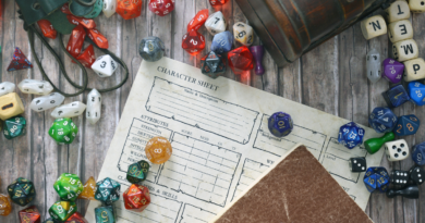 Dados poliédricos espalhados sobre uma mesa ao redor de uma ficha de personagem de RPG de mesa, representando a criação de personagens em jogos de interpretação.