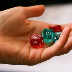 mão com dados de rpg d8 d6