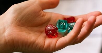 mão com dados de rpg d8 d6