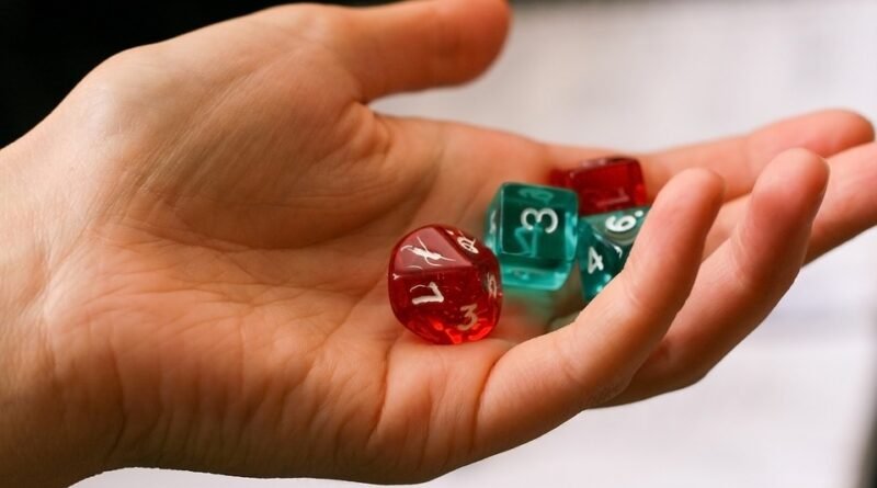 mão com dados de rpg d8 d6