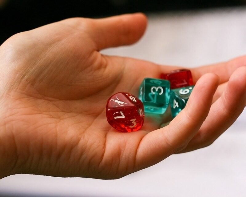 mão com dados de rpg d8 d6