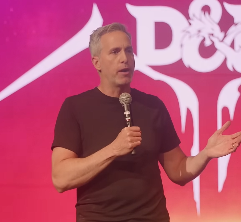 Dan Ayoub apresenta os planos de D&D durante a keynote da Gen Con 2026