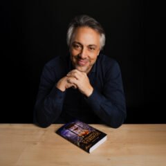 Diego Krieger posa diante de um exemplar do livro O Tempo e a Verdade