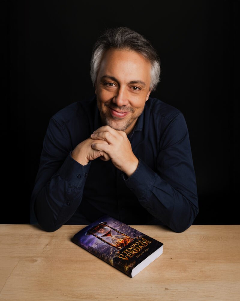 Diego Krieger posa diante de um exemplar do livro O Tempo e a Verdade