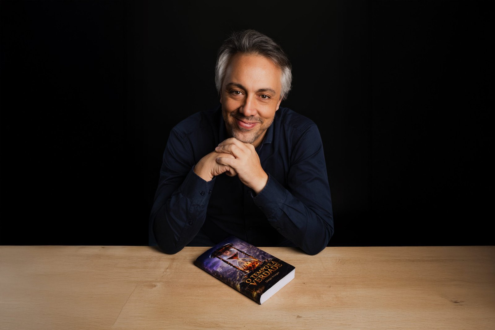 Diego Krieger posa diante de um exemplar do livro O Tempo e a Verdade