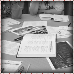 Mesa de playtest de Vampiro 6 com livros, fichas, dados e marcadores