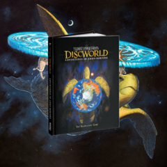 Livro de Discworld diante da Grande A’Tuin carregando o Disco pelo espaço.